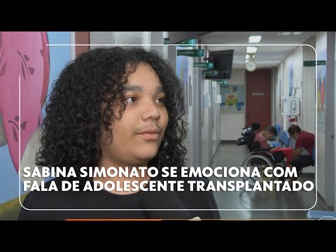 Sabina Simonato se emociona com fala de adolescente transplantado