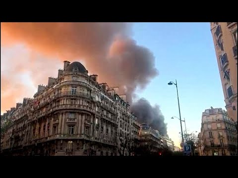 Incêndio de grandes proporções atinge central de reciclagem em Paris